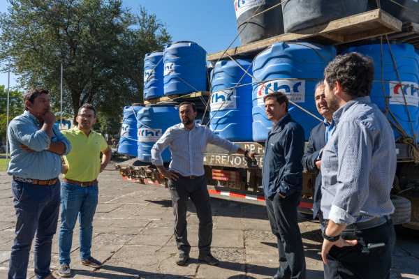 Entregan 67 estanques acumuladores de agua para damnificados por incendios
