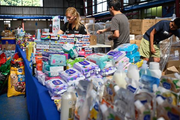 Entregan donaciones a familias afectadas por los incendios