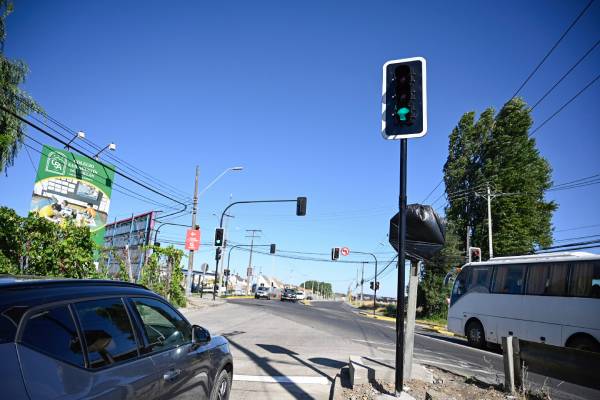 En funcionamiento semáforo para acceso y salida del Camino Antiguo a Coihueco