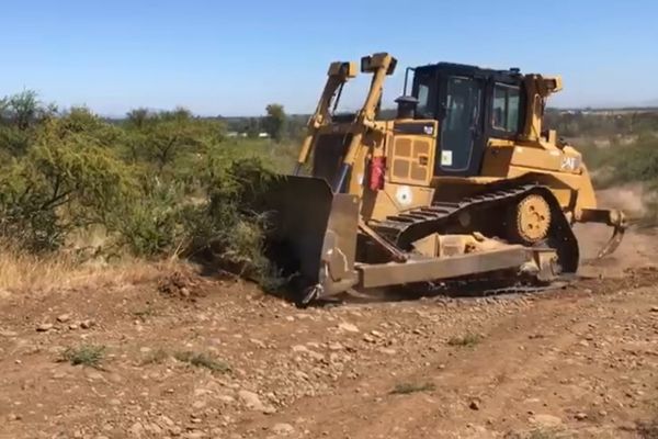Construyen más de 5 kilómetros de cortafuegos por incendio forestal en Chillán