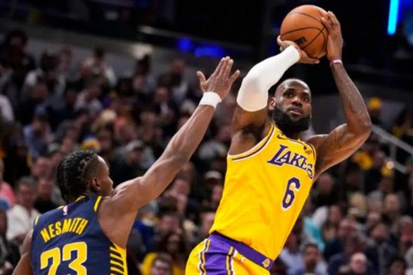 Lebron James quedó a 63 puntos del récord histórico de anotaciones en la NBA