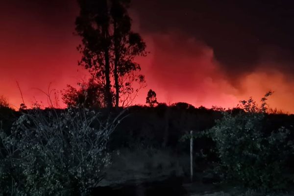 incendio en Villa Jerusalén camino a Quilmo amenaza casas del sector