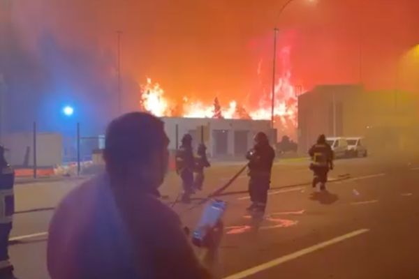 Mantienen corte de tránsito nocturno en Autopista del Itata por incendio