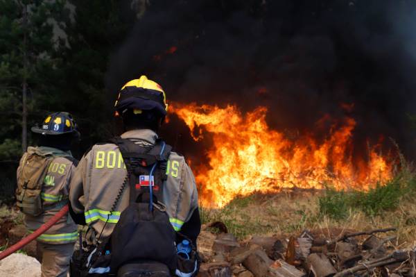 Continúa combate de incendios en Quillón
