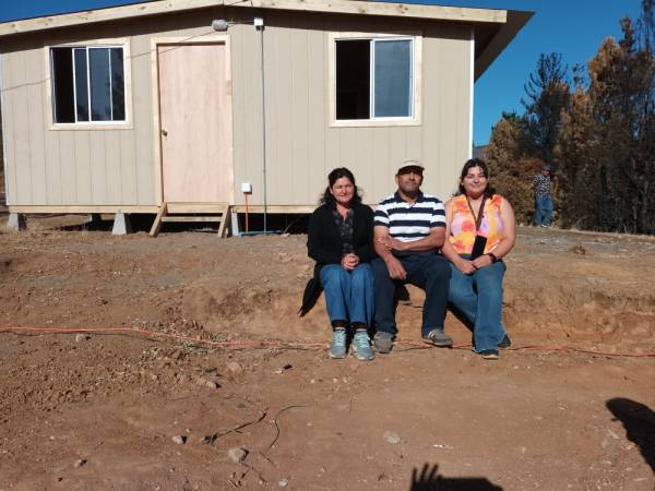 Entregan la primera vivienda de emergencia a familia afectada en Ninhue por incendios