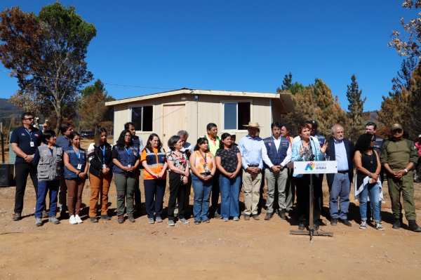 Ministros entregan primera vivienda de emergencia a damnificado de Ninhue