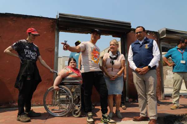 Américo y empresario entregaron vivienda prefabricada a vecina de Chillán Viejo