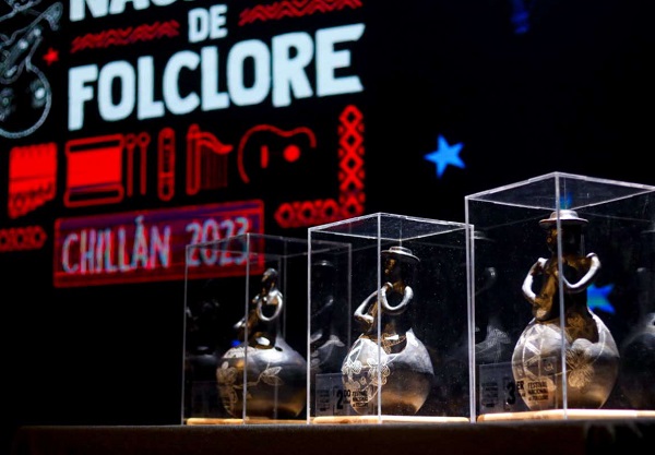 En el teatro eligen la nueva mejor canción folclórica chilena