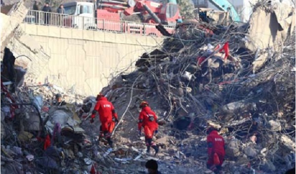 Hasta 150 mil cuerpos se estima que aún están entre escombros en Turquía