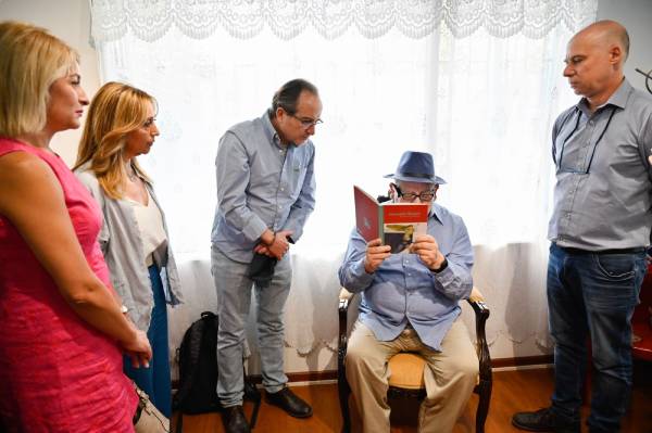 Vecino ciego recibe dispositivo que lee textos y reconoce personas
