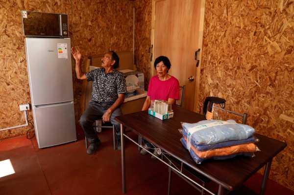 Damnificados reciben enseres para amoblar viviendas de emergencia