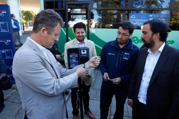 Ministro compró el primer boleto electrónico de Chillán