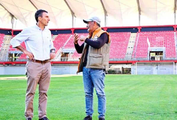 El mejor canchero de Chile supervisa trabajos finales para recuperar césped del NOA