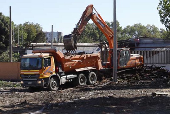 Desalojan a “okupas” y empieza demolición de casas en Collín