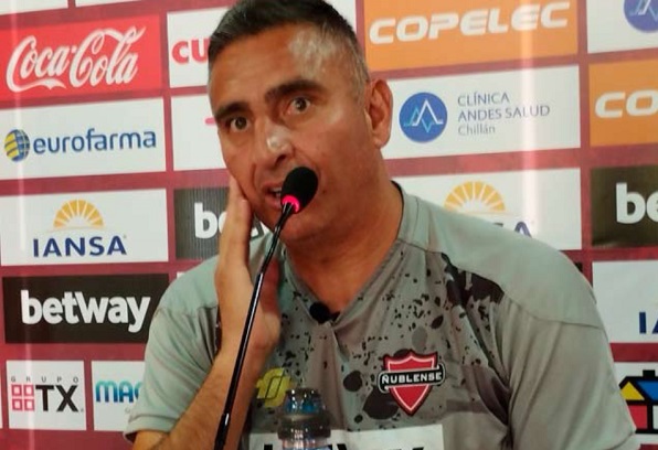 García pide respeto, cuestiona cancha del Municipal y advierte que es su último año en Ñublense