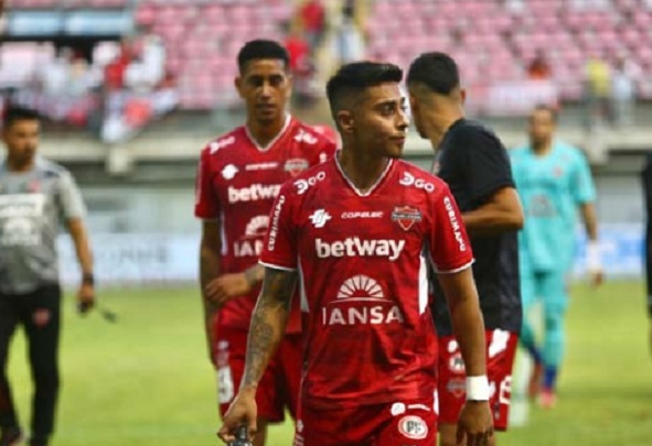 Ñublense recupera a Oyarzo y a sus laterales titulares para visitar a Everton