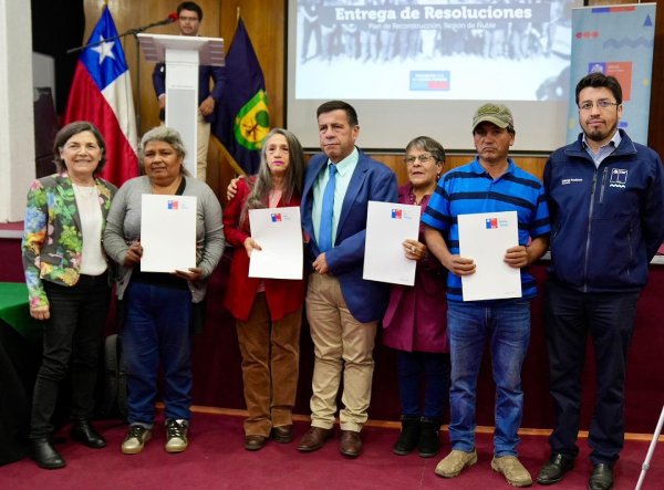 En Quillón 12 familias afectadas por incendios recibieron subsidios para viviendas definitivas