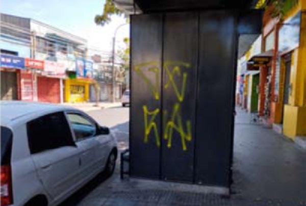 Foto del lector: Rayados en nuevos kioscos