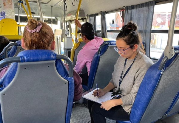 Encuestadores se despliegan en paraderos y buses para conocer la percepción del transporte