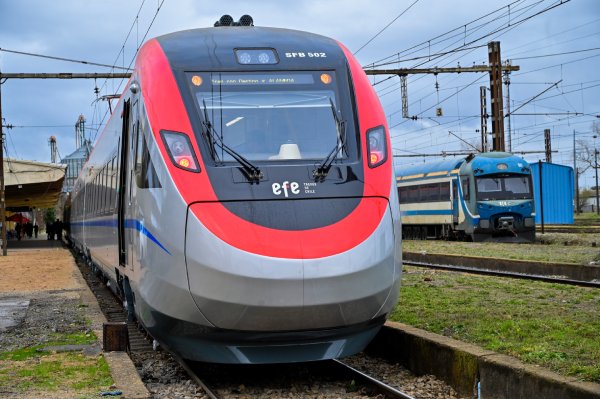 Presentan nuevos trenes de EFE para el servicio Chillán-Santiago
