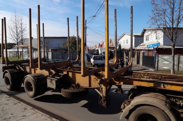 Camiones forestales destrozan calles en setor Río Viejo