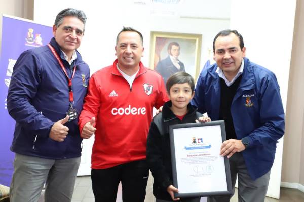 Reconocen a futbolista chillanvejano que participó en equipo boliviano: obtuvo 2do lugar en Sudamericano