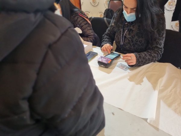 Inician entrega de tarjetas gratuitas para adultos mayores para transporte