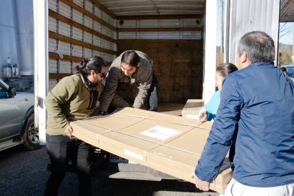 Quillón: Damnificados por incendios reciben bodegas, invernaderos y gallineros