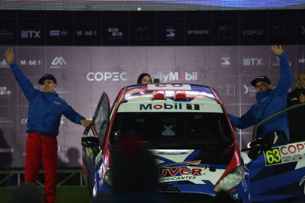 Miles de personas vibraron con la espectacular largada del Rally Móbil