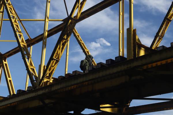 Atentado deja graves daños a puente ferroviario en Confluencia