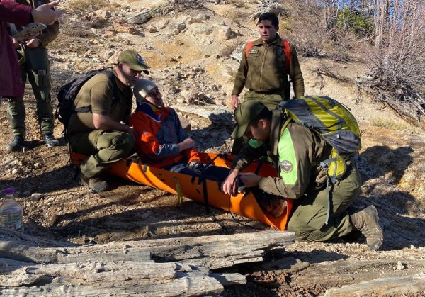Rescatan a hombre que sufrió caída en la montaña