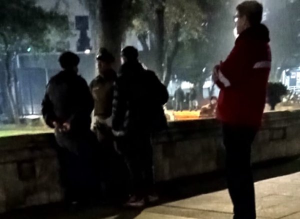 Por tenencia de arma y droga fue detenida un persona en plaza de armas de Chillán
