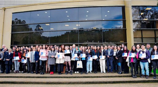 UdeC entregó becas de movilidad internacional