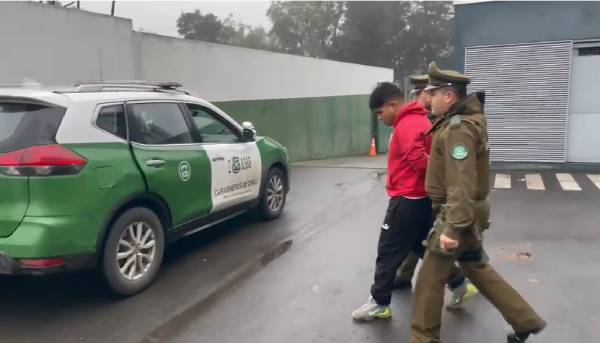 Detenido por apuñalar a hombre en Rucapequén intentó agredir a Carabineros con botellas