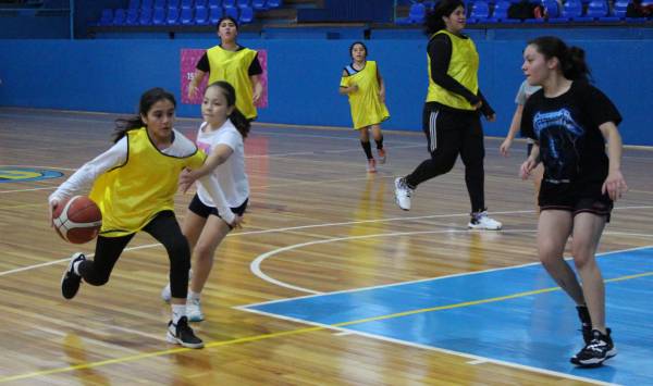 Más de 1.400 alumnos participan en escuelas deportivas del municipio