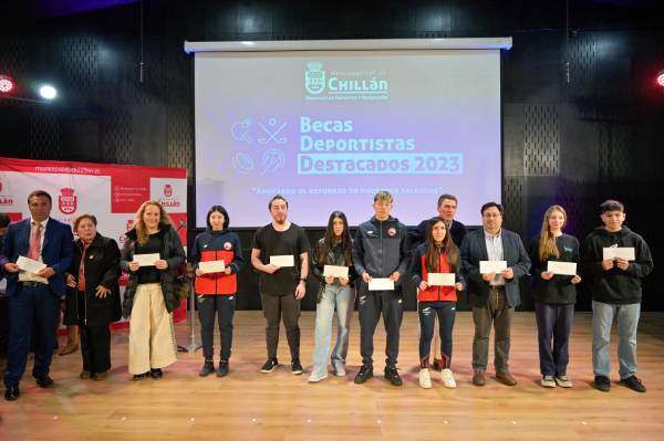 Entregan becas municipales a 38 deportistas de Chillán