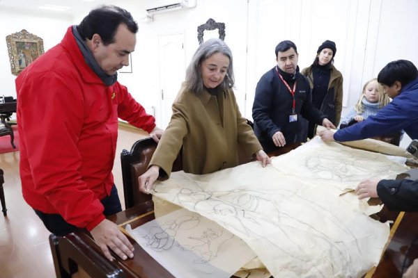 Hija de María Martner donó bocetos del mural de piedra al municipio