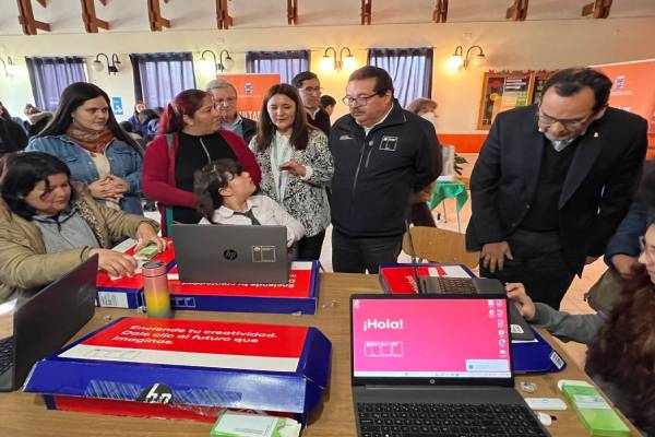 Becas TIC: Entregan 24 computadores a estudiantes de Chillán Viejo