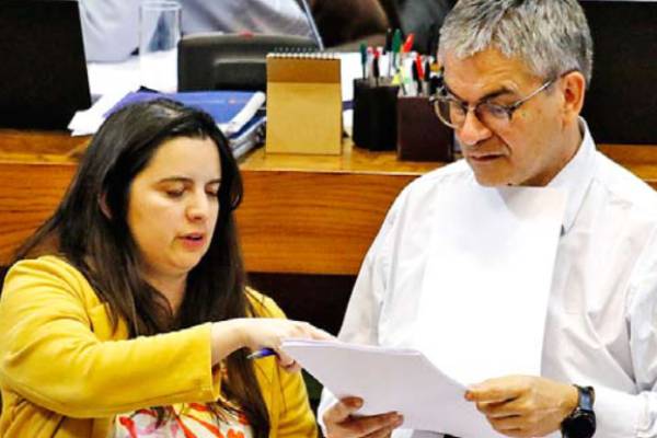 Jefa de la Dipres niega “flexibilidad” en asignaciones directas