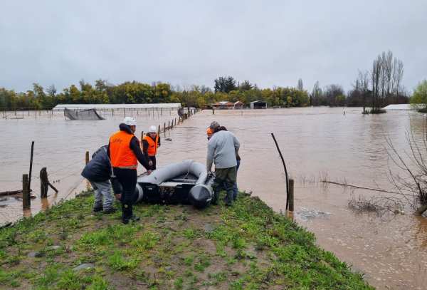 Rescatan a adultos mayores aislados por crecida del río en Ñiquén