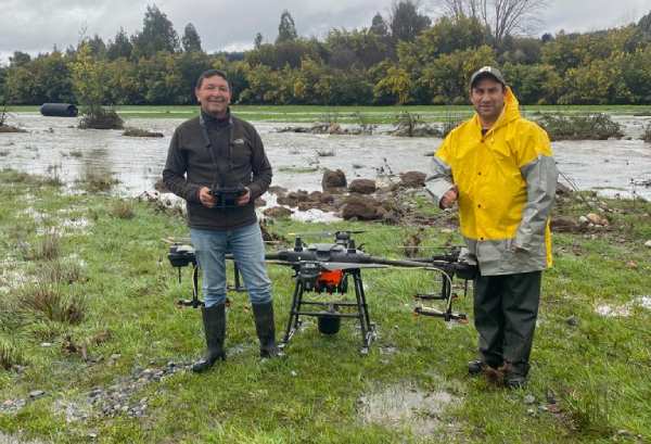 Con dron trasladan medicamento para vecina aislada en Coihueco
