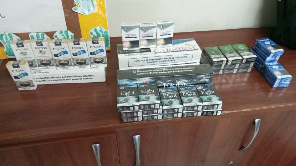 Detectan venta ilegal de medicamentos y cigarros frente al hospital de Chillán