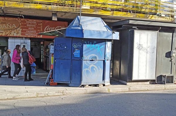 Vuelven críticas a nuevos kioscos tras robo en galería comercial