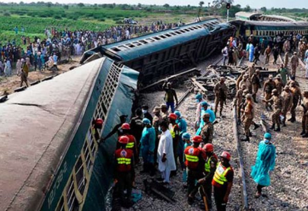 Descarrillamiento de tren en Pakistán suma 30 muertos