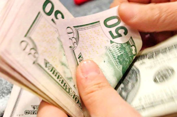 Advierten riesgo de presiones inflacionarias por racha alcista del dólar