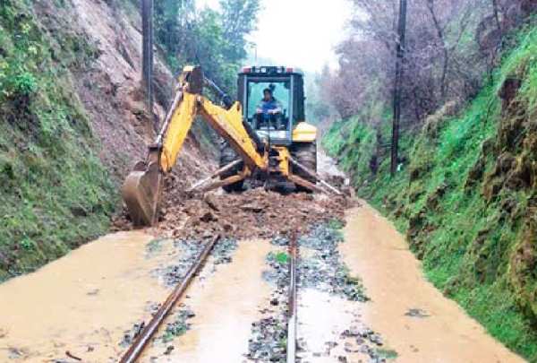 Derrumbe provocó corte en ruta del ramal que conecta a Talca con Constitución