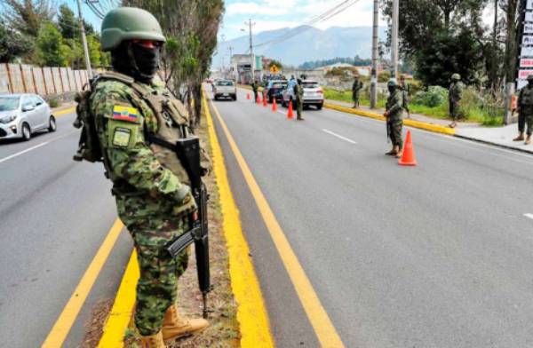 Candidatos en Ecuador refuerzan su seguridad para las elecciones