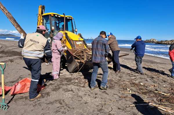 Cobquecura pone en marcha operativo de limpieza en playas