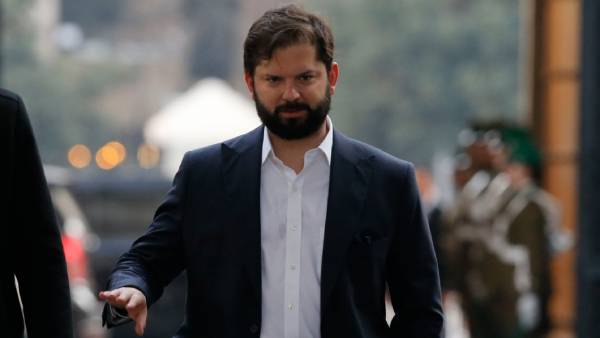 Boric se reunirá con Republicanos y PDG para avanzar en reformas