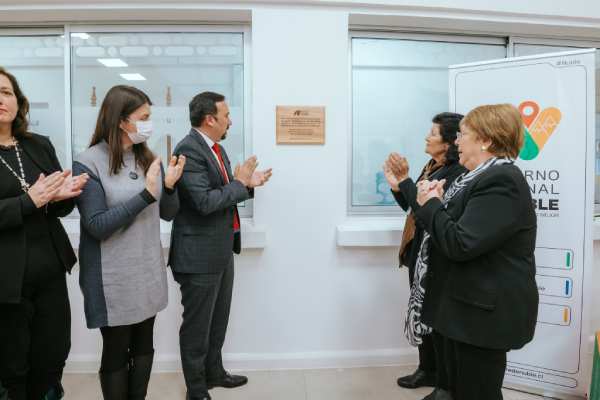 Descubren placa conmemorativa de los 50 años del Golpe de Estado en el Gore